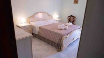 1 camera, una cassaforte in camera, ferro/asse da stiro