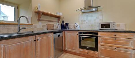 Réfrigérateur, four à micro-ondes, un four, lave-vaisselle