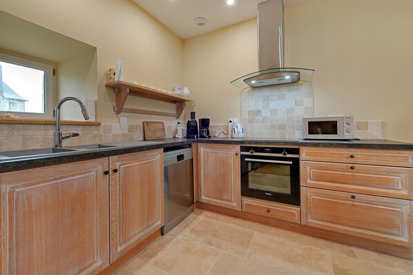 ثلاجة، ميكروويف، فرن، غسالة أطباق