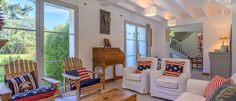 TV, caminetto, impianto stereo