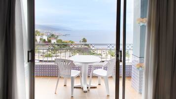 Superior Apartment, 1 Bedroom, Pool View | Dining