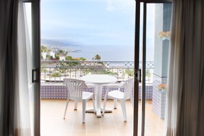 高級公寓, 1 間臥室, 泳池景觀 | 用餐區