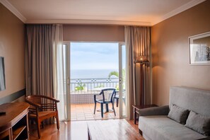 Superior-Apartment, 1 Schlafzimmer, Poolblick | Wohnbereich | 1-Zoll-Flachbildfernseher mit Kabelempfang, Fernseher