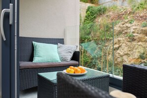 Unclassified image, 5 of 25, button