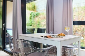 Unclassified image, 4 of 25, button