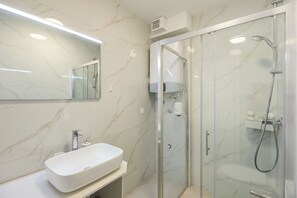 Shower, hair dryer, towels - Hedera Estate, Hedera A12 (Dubrovnik)