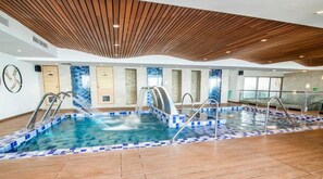 Una piscina cubierta, una piscina al aire libre