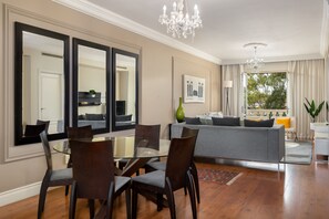 Exclusive Apartment | In-room dining - Cape Royale 202 (Cape Town)