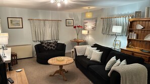 Living area - Welcoming 2 Bed Charming Self Catering Cottage (Cheddar)