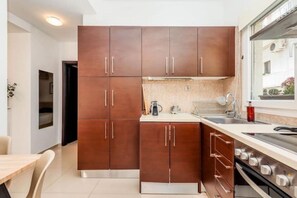 Frigorífico, horno, placa de cocina y hervidor eléctrico