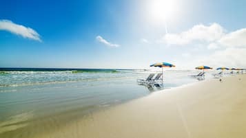 Beach nearby, sun loungers, beach towels