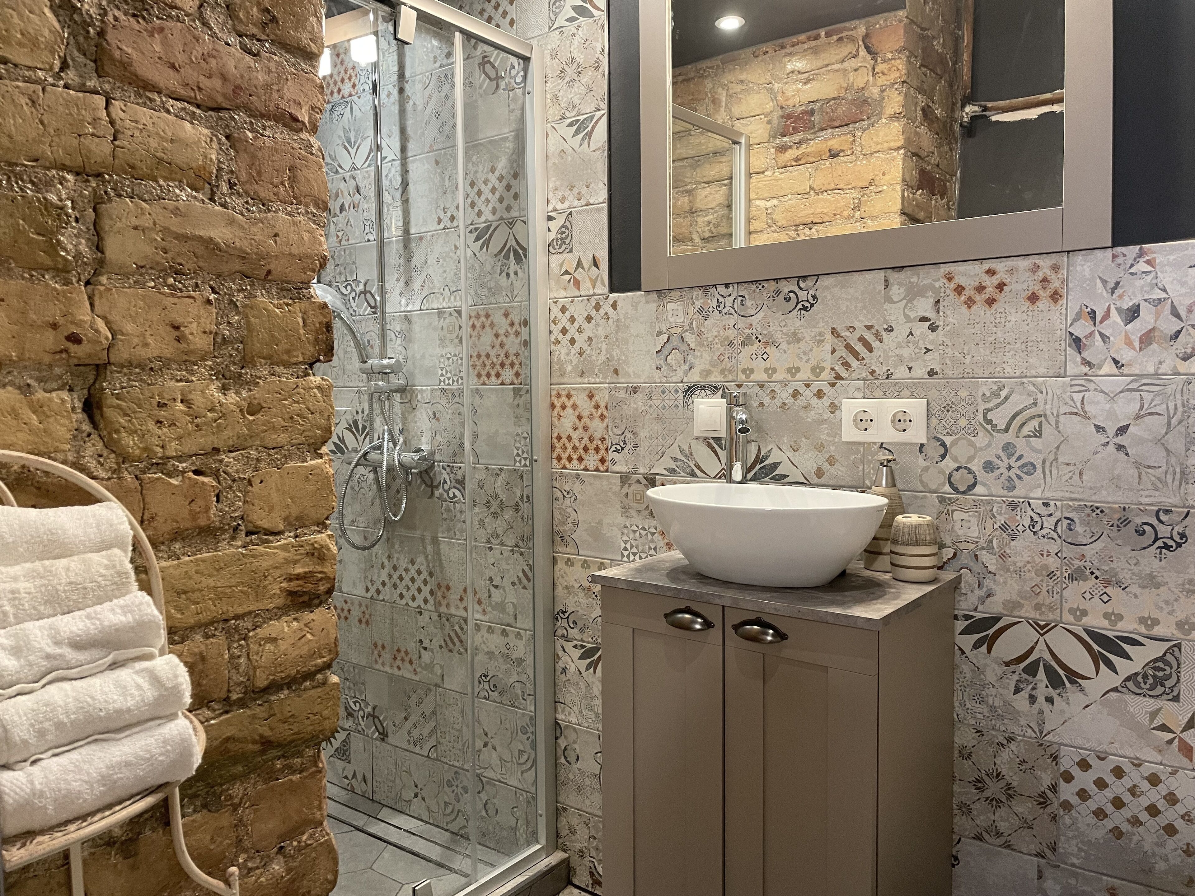 シャワー、ヘアドライヤー、タオル、石鹸