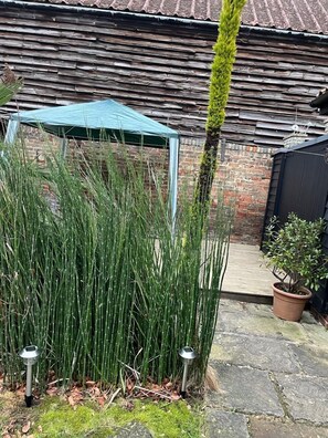 Ferienhütte, mit Bad, Blick auf den Innenhof | Außenbereich