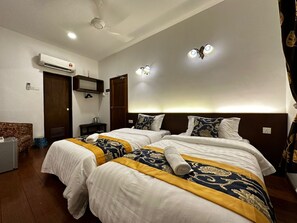 Quarto duplo luxo | Frigobar, escrivaninha, Wi-Fi de cortesia, roupa de cama