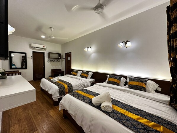 Quarto quádruplo família | Frigobar, escrivaninha, Wi-Fi de cortesia, roupa de cama