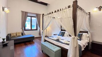 Minibar, desk, free WiFi, bed sheets
