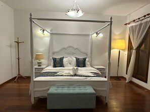 Quarto casal executivo | Frigobar, escrivaninha, Wi-Fi de cortesia, roupa de cama