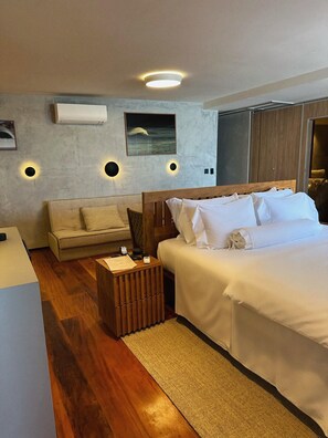 Premium bedding, pillow-top beds, free minibar items, in-room safe - Duke Beach Hotel & SPA Maresias (São Sebastião)