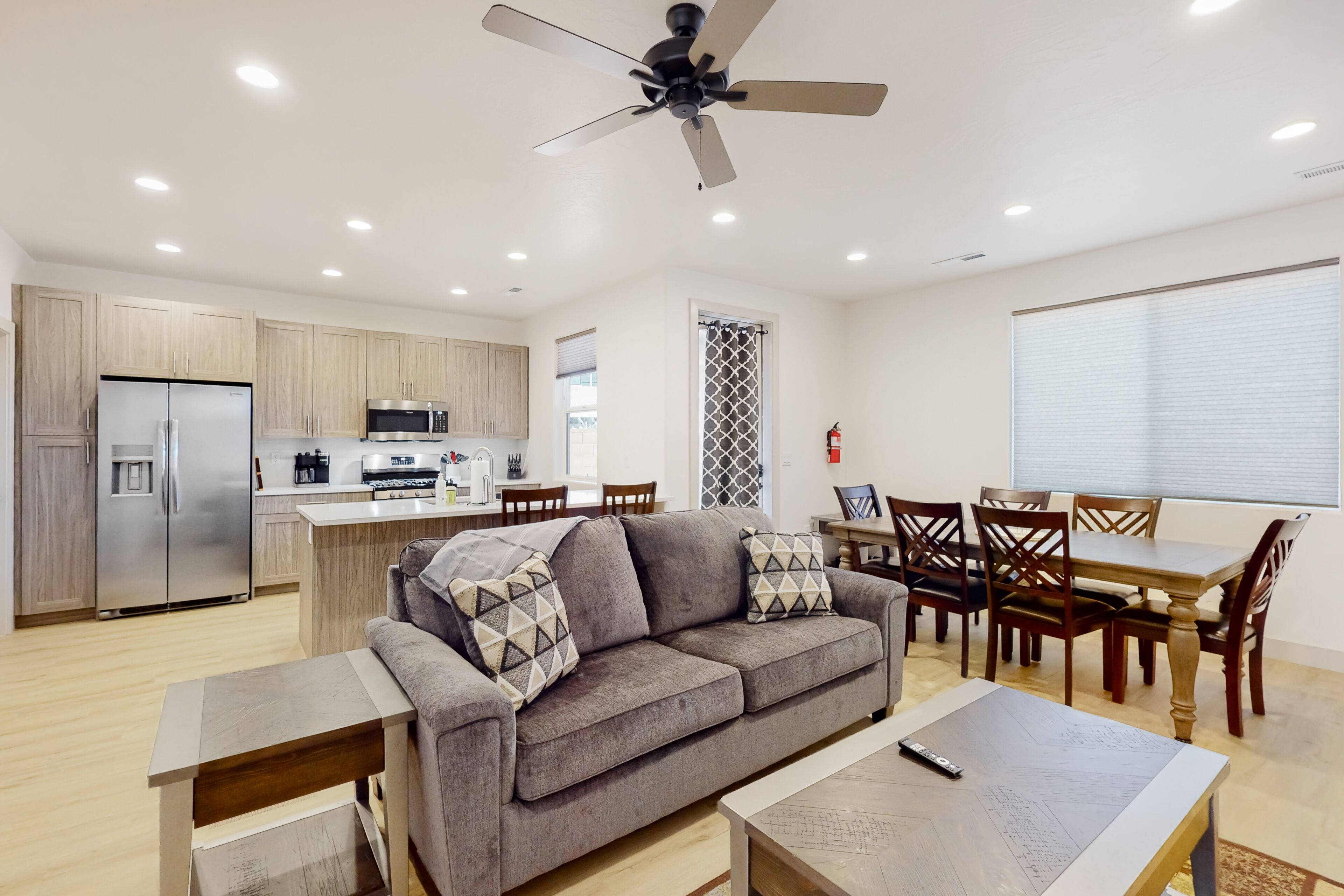 Charming townhouse with mountain view, heated pool, central AC, & W/D