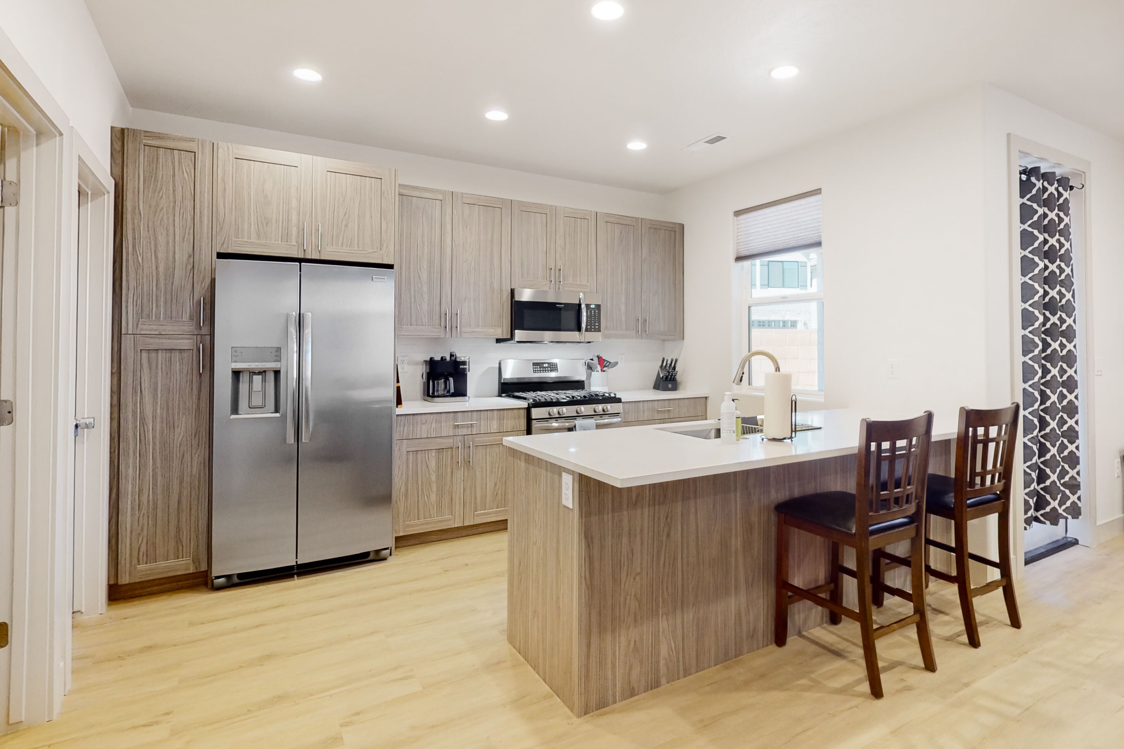 Charming townhouse with mountain view, heated pool, central AC, & W/D