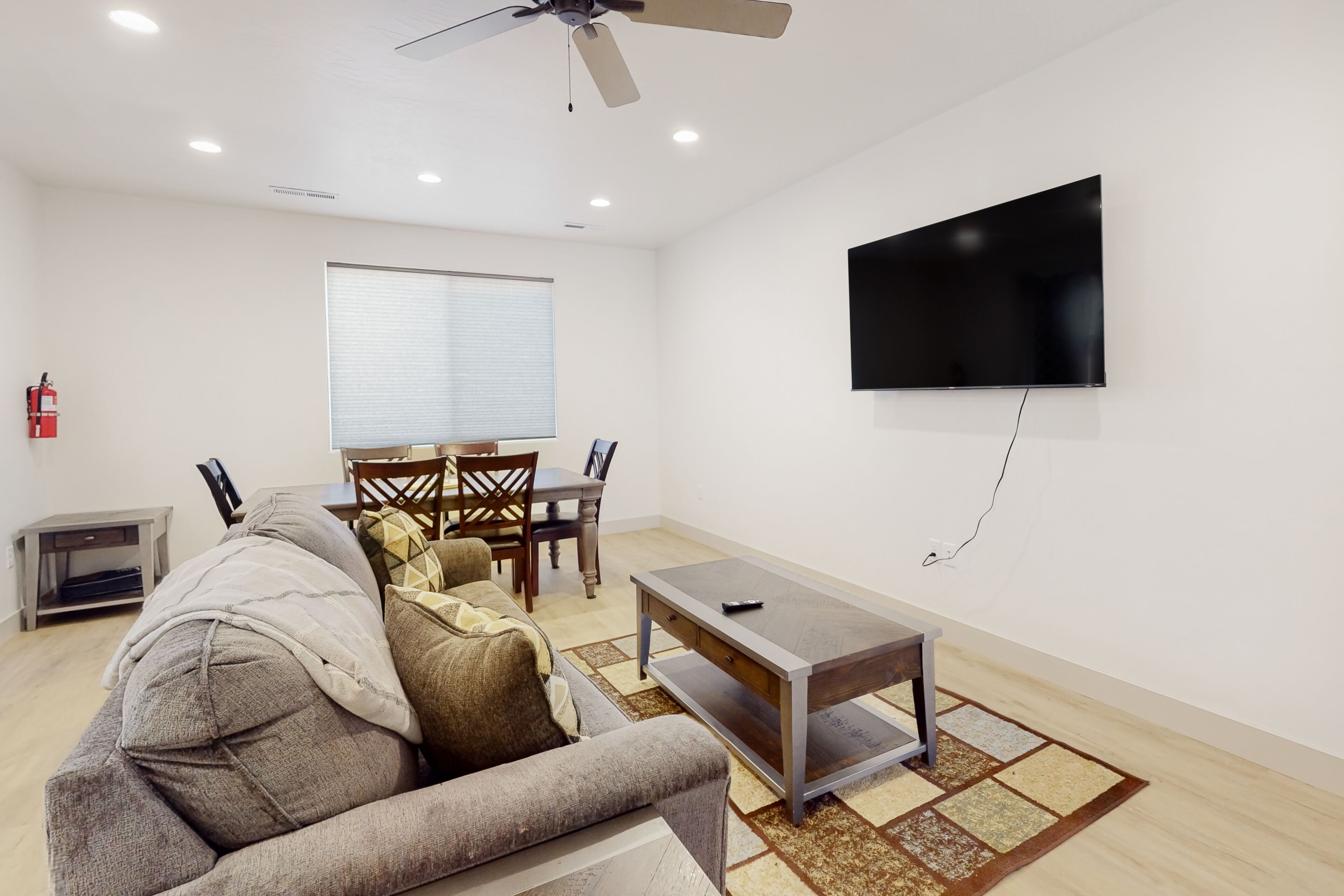 Charming townhouse with mountain view, heated pool, central AC, & W/D