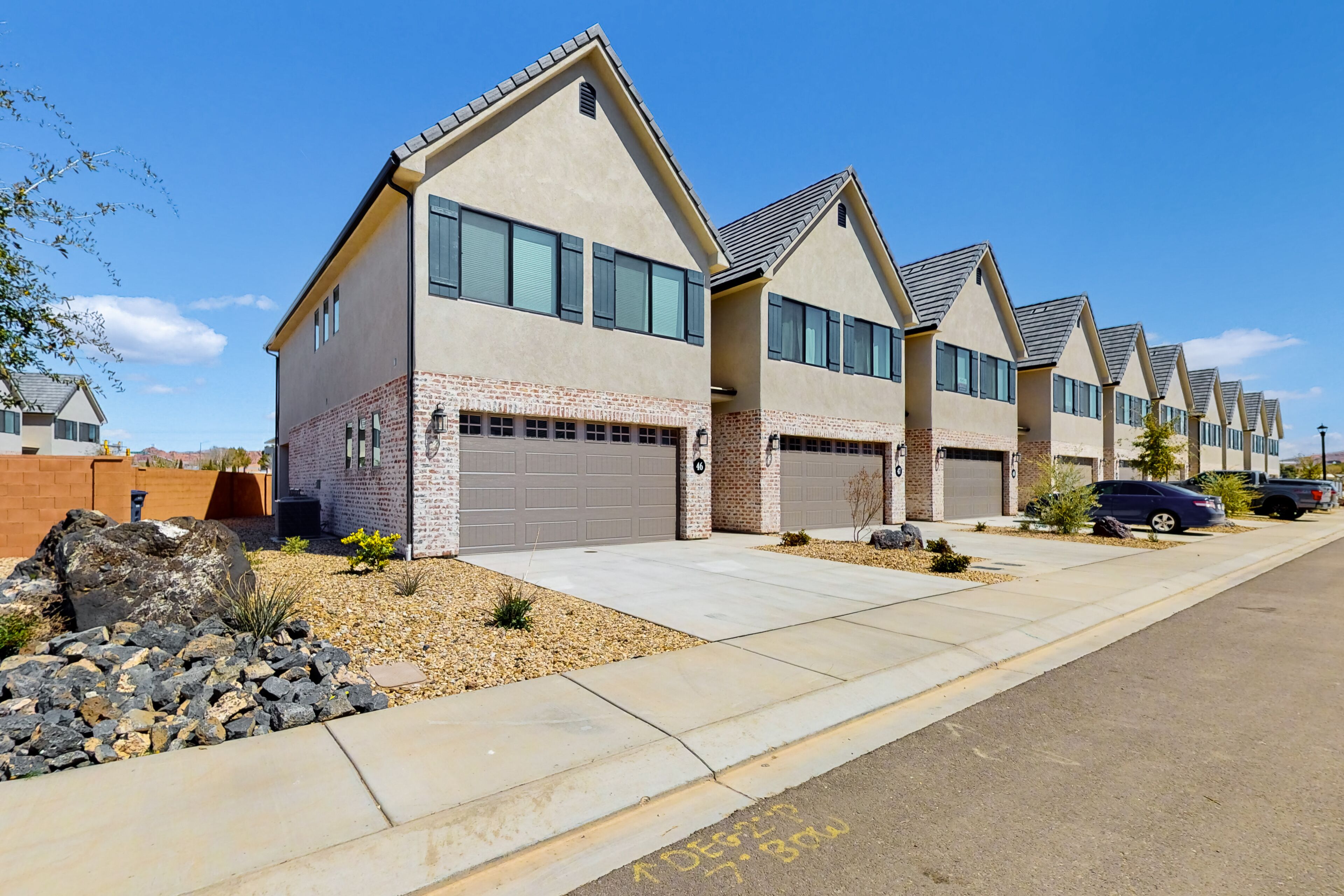 Charming townhouse with mountain view, heated pool, central AC, & W/D