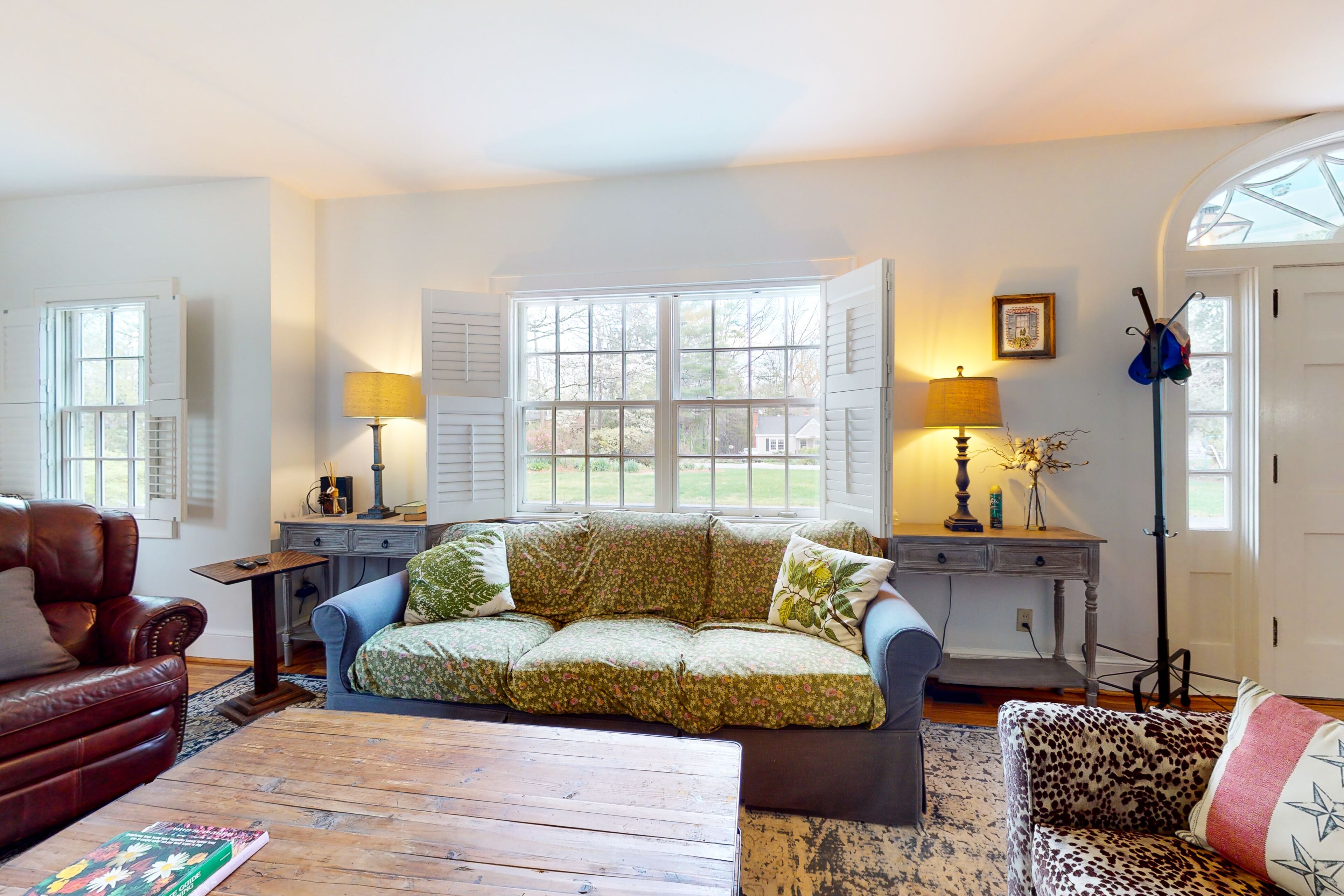 Dog-friendly classic home with enclosed yard, grill, & firepit - mountain views