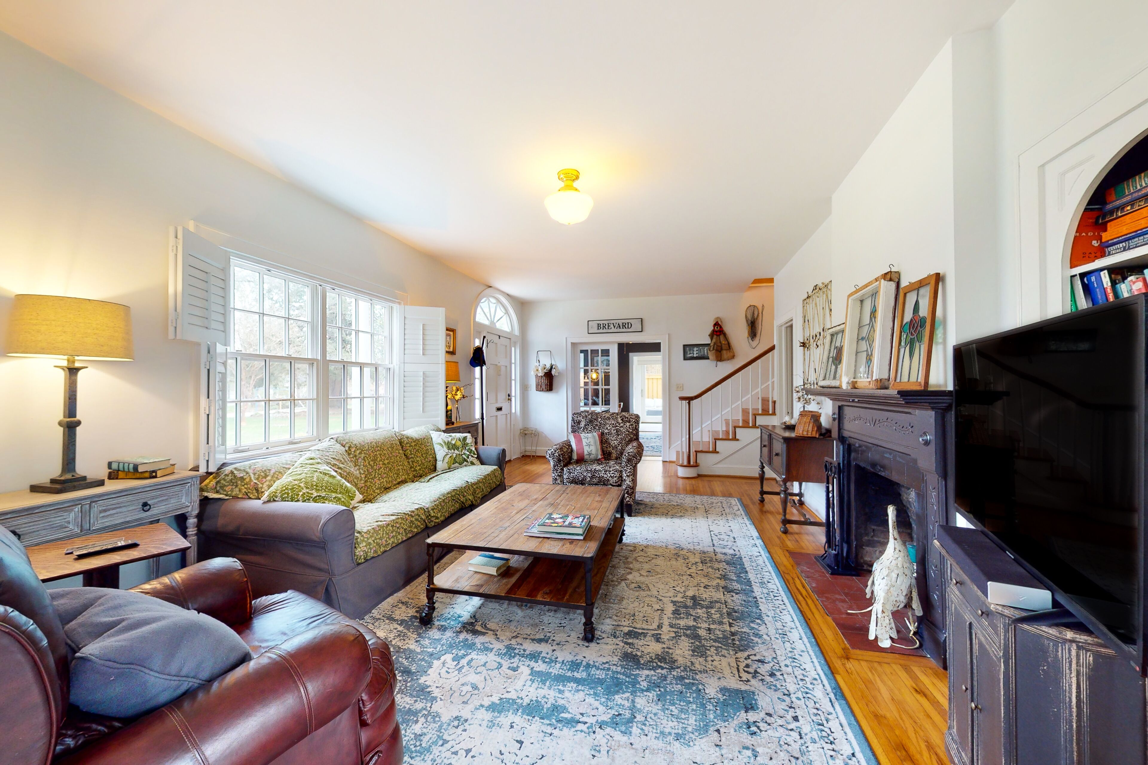 Dog-friendly classic home with enclosed yard, grill, & firepit - mountain views