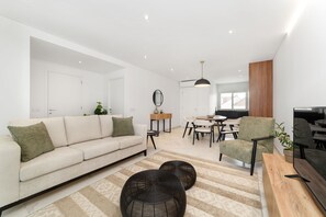 TV - Caminho Real S - T2 Holiday Apartment with views of Nazaré beach By SCH (Nazaré)