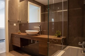Bathtub - Caminho Real S - T2 Holiday Apartment with views of Nazaré beach By SCH (Nazaré)