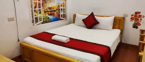 Basic Room | Individually decorated, individually furnished, desk, laptop workspace