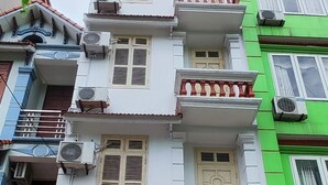 A hotel with a sign reading "Thanh Huong 99 Hotel". - Thanh Huong 99 Hotel - Noi Bai (Hanoi)