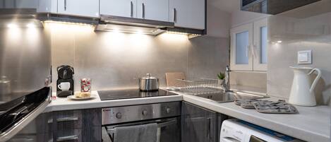 Apartment | Private kitchen | Fridge, microwave, oven, stovetop