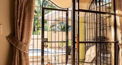 Peaceful culdesac orchid villa, pool, work ergo