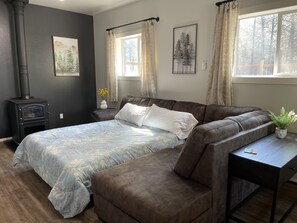 1 bedroom, iron/ironing board, free WiFi, bed sheets - Hot Tub & Mountain Views in Libby (Libby)