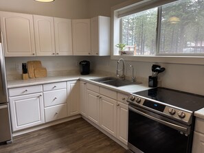 Køleskab, mikrobølgeovn, ovn, kogeplade