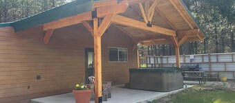 Hot Tub & Mountain Views in Libby