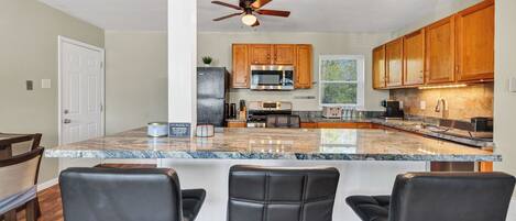 Réfrigérateur, four à micro-ondes, un four, surface de cuisson