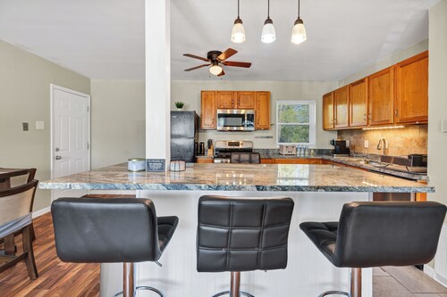 Charming entire ranch home - 3 bedrooms , 1-restroom, Free drive way parking