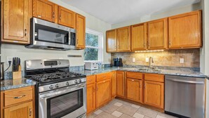Private kitchen - Charming entire ranch home - 3 bedrooms , 1-restroom, Free drive way parking (Ballwin)