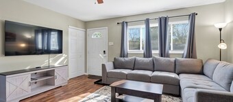 Charming entire ranch home - 3 bedrooms , 1-restroom, Free drive way parking