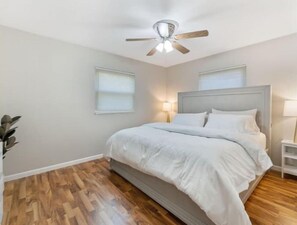 3 makuuhuonetta, silitysrauta/-lauta, ilmainen Wi-Fi, vuodevaatteet