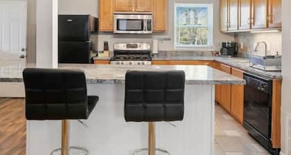 Charming entire ranch home - 3 bedrooms , 1-restroom ❤️ Free drive way parking ❤️