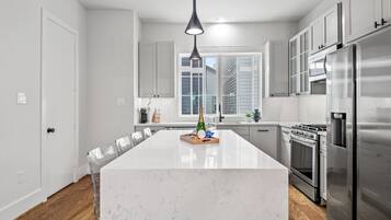 Frigorífico, microondas, horno y placa de cocina