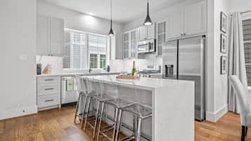 Frigorífico, microondas, horno y placa de cocina