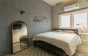 1 bedroom, WiFi - Comfort chic & budget on 4 fl -walk to RoyalPalace (Khwaeng Wang Burapha Phirom)