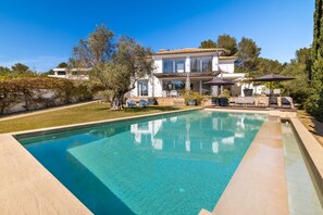 An infinity pool, a heated pool, pool loungers