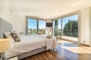 4 bedrooms, iron/ironing board, free WiFi, bed sheets