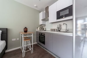Fridge, microwave, oven, stovetop - Studio Apartment in Wandsworth (London)