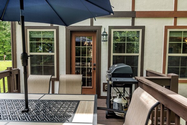 Outdoor dining - Center Hill Lake - 4 Bedroom, 2 Bath, Pool, Bonus Rm & Deck - 1 Hr to Nashville (TN)